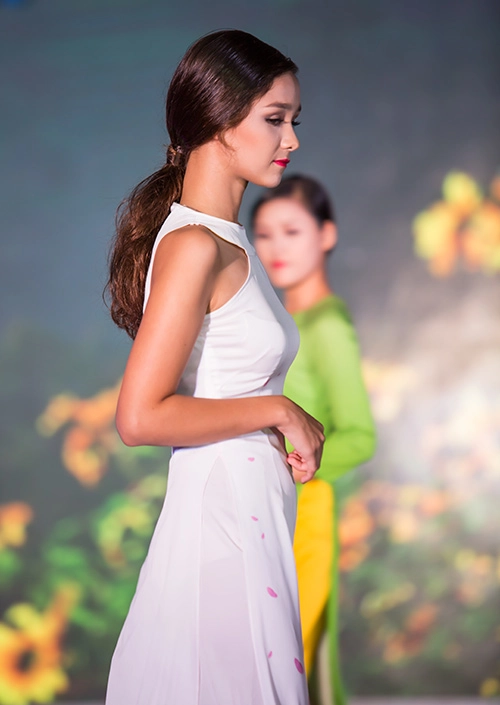 Mẫu lai viêt- đưc 13 tuổi dịu dàng trong ta ao dai - 9