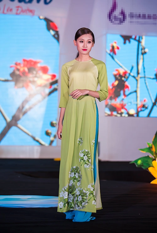 Mẫu lai viêt- đưc 13 tuổi dịu dàng trong ta ao dai - 11