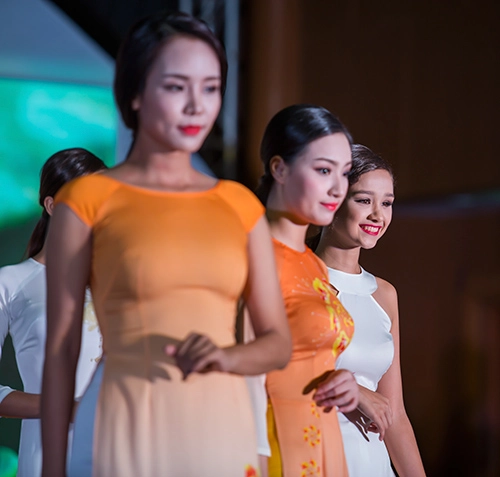 Mẫu lai viêt- đưc 13 tuổi dịu dàng trong ta ao dai - 12