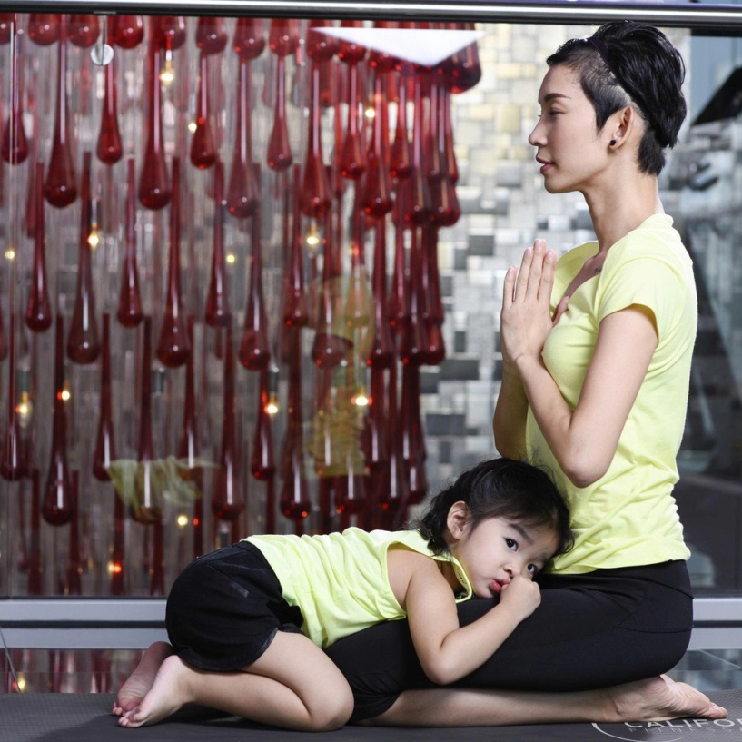 Tiểu công chúa nhà sao việt tập yoga mới tí tuổi uốn dẻo điêu luyện không thua mẹ - 9
