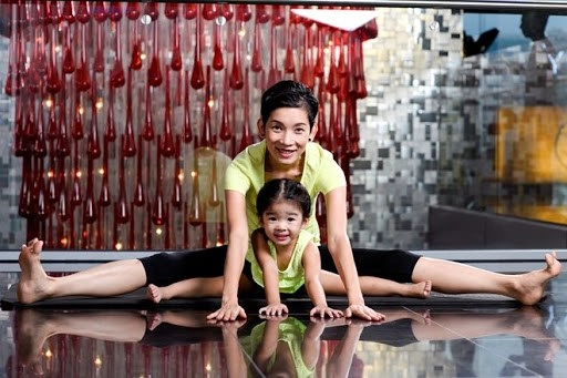 Tiểu công chúa nhà sao việt tập yoga mới tí tuổi uốn dẻo điêu luyện không thua mẹ - 10