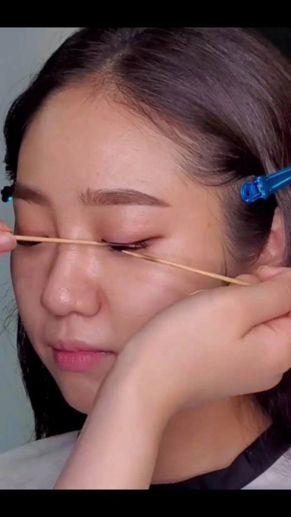 Uốn mi bằng hai cây tăm cháy đen cô nàng làm dân mạng đứng tim - 1