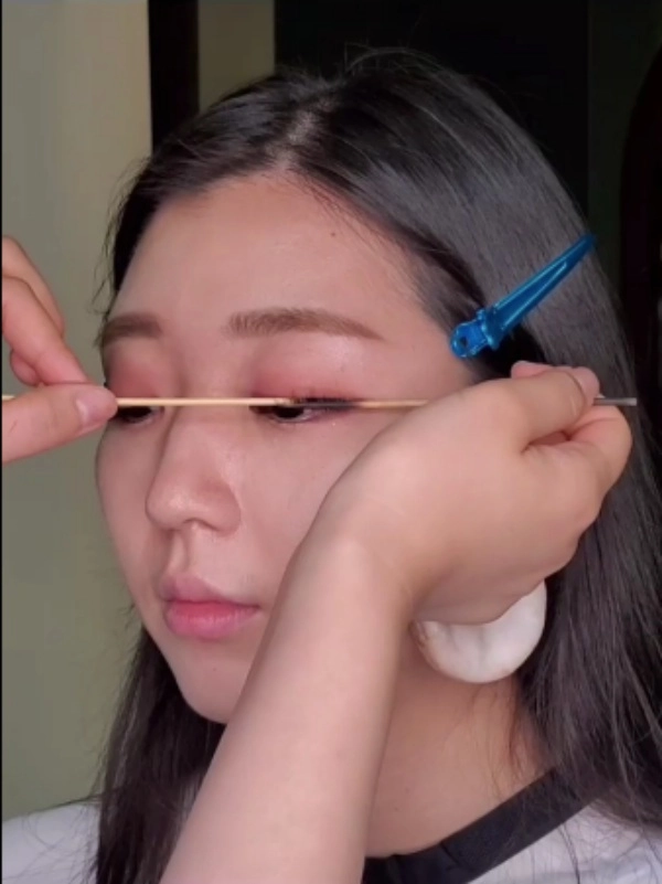 Uốn mi bằng hai cây tăm cháy đen cô nàng làm dân mạng đứng tim - 2
