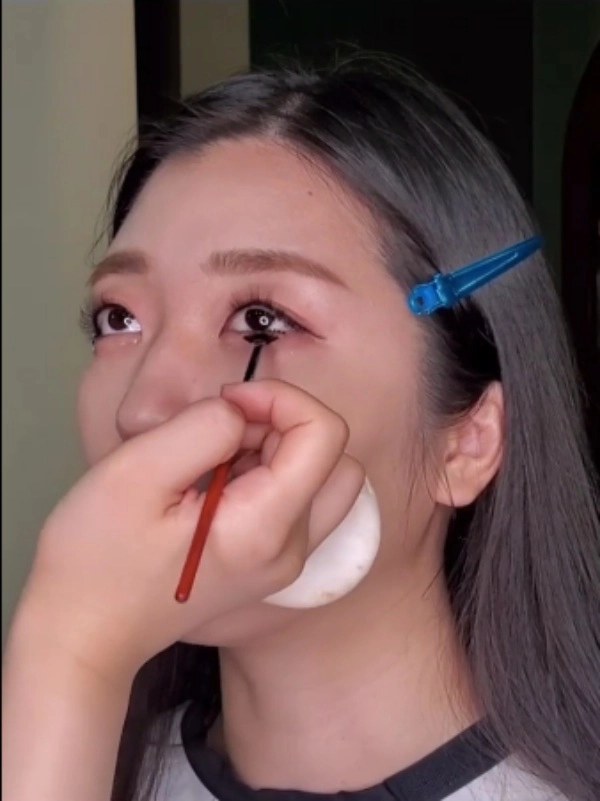 Uốn mi bằng hai cây tăm cháy đen cô nàng làm dân mạng đứng tim - 3