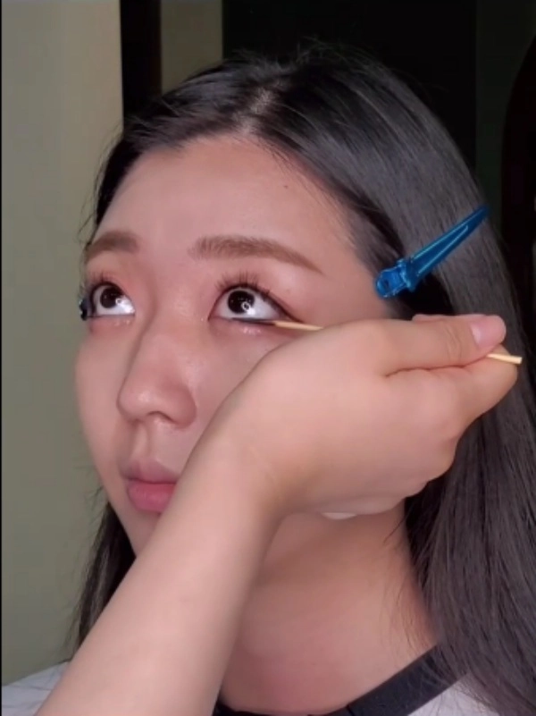 Uốn mi bằng hai cây tăm cháy đen cô nàng làm dân mạng đứng tim - 4