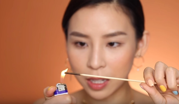 Uốn mi bằng hai cây tăm cháy đen cô nàng làm dân mạng đứng tim - 9