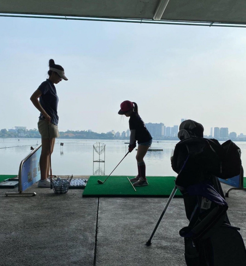 Ảnh con gái jennifer phạm chơi golf thượng lưu ở hà nội phát hiện điểm đặc biệt ở cô bé - 4