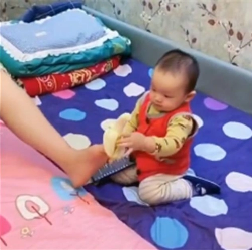 Bà mẹ cụt tay cho con ăn bằng chân phản ứng của đứa trẻ làm nhiều người ngạc nhiên - 1