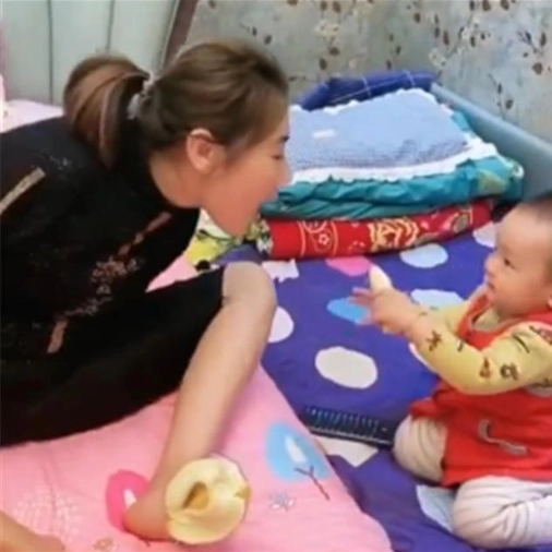Bà mẹ cụt tay cho con ăn bằng chân phản ứng của đứa trẻ làm nhiều người ngạc nhiên - 2