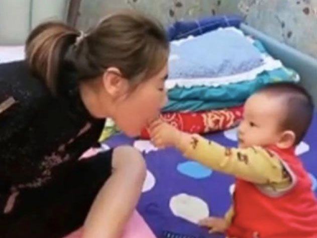 Bà mẹ cụt tay cho con ăn bằng chân phản ứng của đứa trẻ làm nhiều người ngạc nhiên - 3