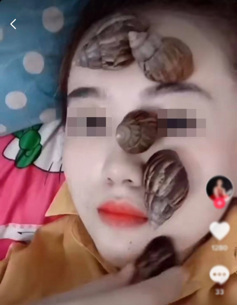Bắt ốc sên ngoài vườn dưỡng da hai cô gái làm ai cũng thót tim vì quá mạo hiểm - 3