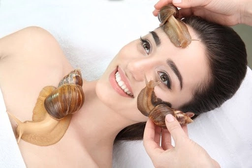 Bắt ốc sên ngoài vườn dưỡng da hai cô gái làm ai cũng thót tim vì quá mạo hiểm - 5