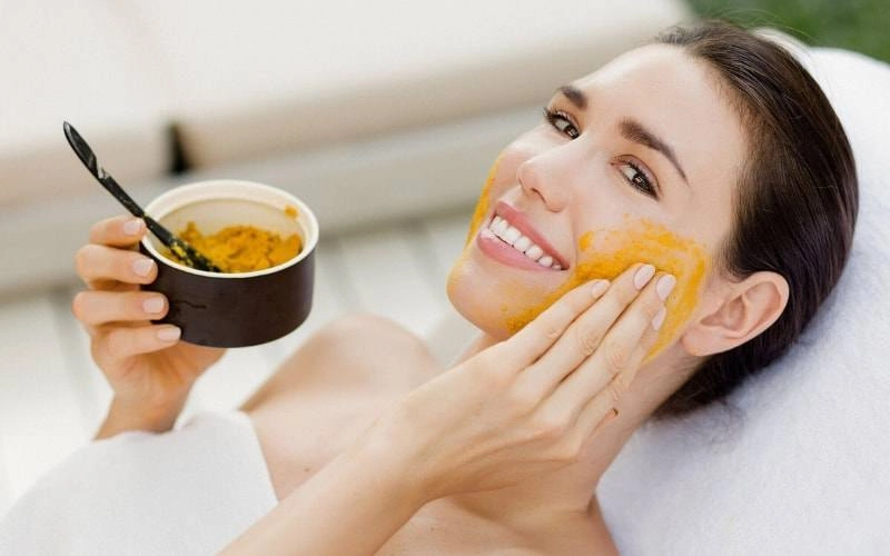 Bắt ốc sên ngoài vườn dưỡng da hai cô gái làm ai cũng thót tim vì quá mạo hiểm - 10