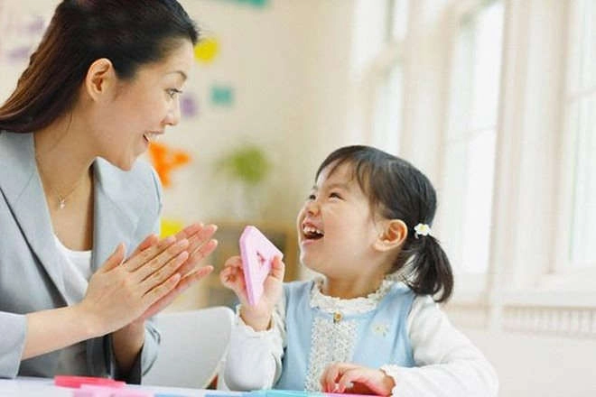 Bé 1 tuổi ngã trên giường xuống thái độ của mẹ làm bà nội khó chịu bác sĩ lại khen - 6
