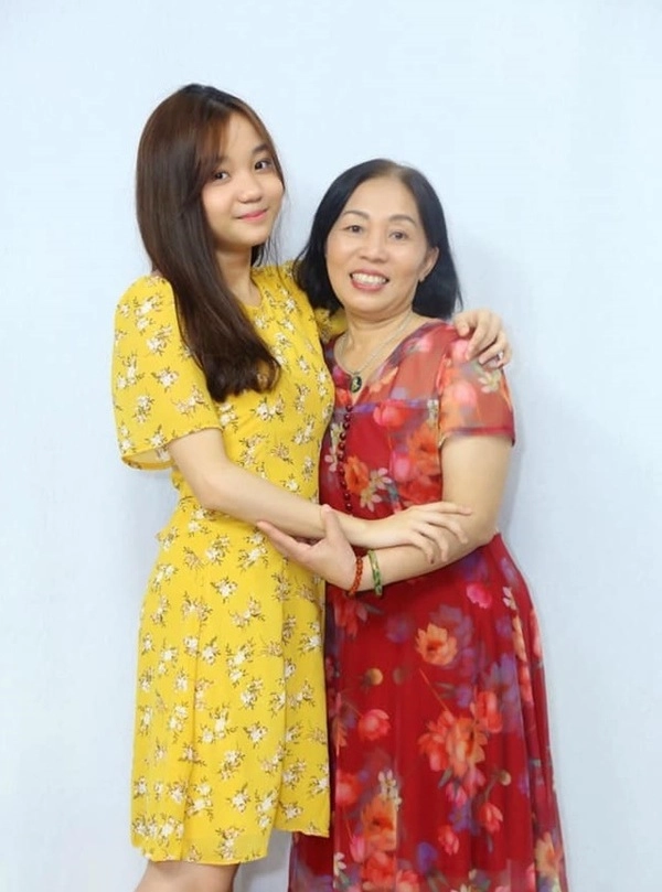 Bé gái xinh đẹp hát ngọt đến nỗi được đại gia tặng tiền sang tên đất nhà cửa - 1