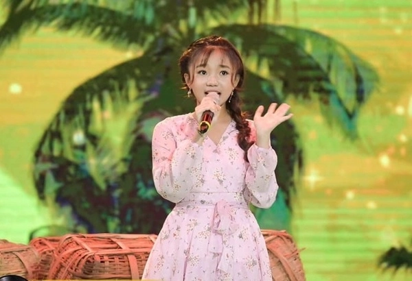 Bé gái xinh đẹp hát ngọt đến nỗi được đại gia tặng tiền sang tên đất nhà cửa - 5
