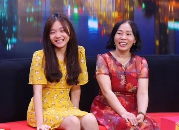 Bé gái xinh đẹp hát ngọt đến nỗi được đại gia tặng tiền sang tên đất nhà cửa - 8
