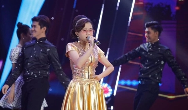 Bé gái xinh đẹp hát ngọt đến nỗi được đại gia tặng tiền sang tên đất nhà cửa - 9