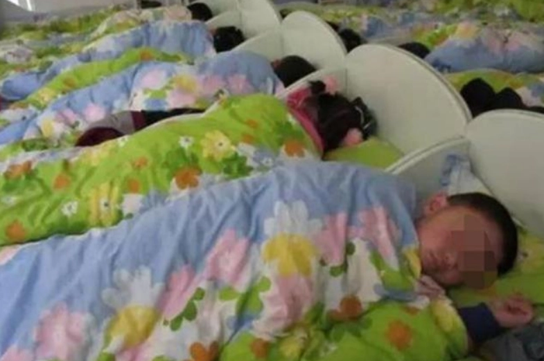 Bé trai mẫu giáo trùm chăn động đậy trong giờ ngủ trưa hoá ra do bắt chước bố mẹ - 1