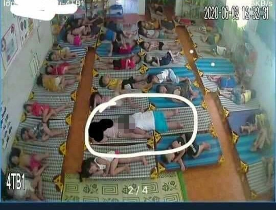 Bé trai mẫu giáo trùm chăn động đậy trong giờ ngủ trưa hoá ra do bắt chước bố mẹ - 3