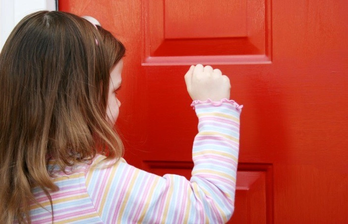 Bé trai mẫu giáo trùm chăn động đậy trong giờ ngủ trưa hoá ra do bắt chước bố mẹ - 6