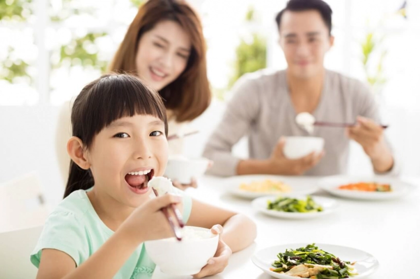 Bé trai mẫu giáo trùm chăn động đậy trong giờ ngủ trưa hoá ra do bắt chước bố mẹ - 8