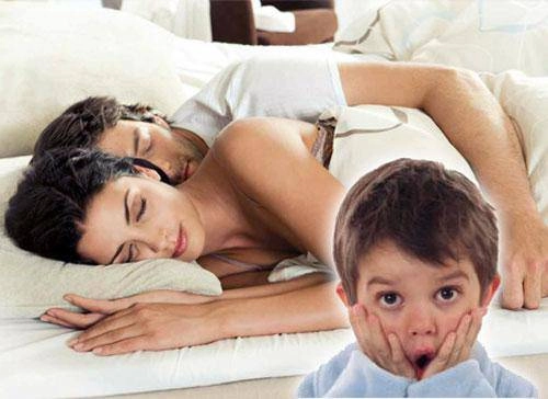 bố sao bố lại nằm ép lên mẹ thế mẹ đỏ mặt nhưng may mắn bố đáp cực nhanh - 1
