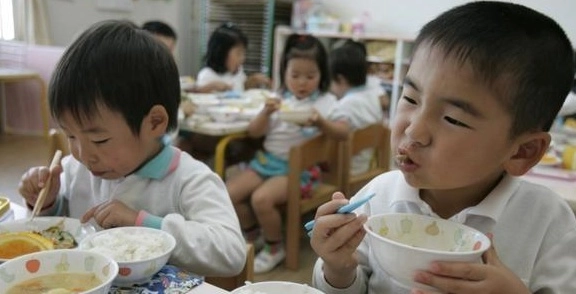 Bữa ăn trưa của trẻ em nhật bản được ca ngợi nhất thế giới người trong cuộc lên tiếng - 3