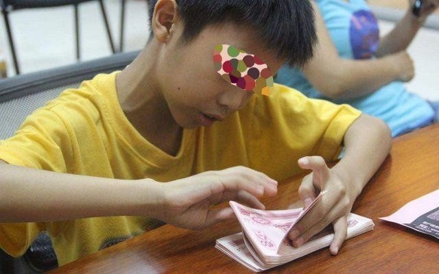 Con lấy trộm tiền trong ví nhưng cách hành xử của 2 người cha khác nhau tạo ra khác biệt - 1