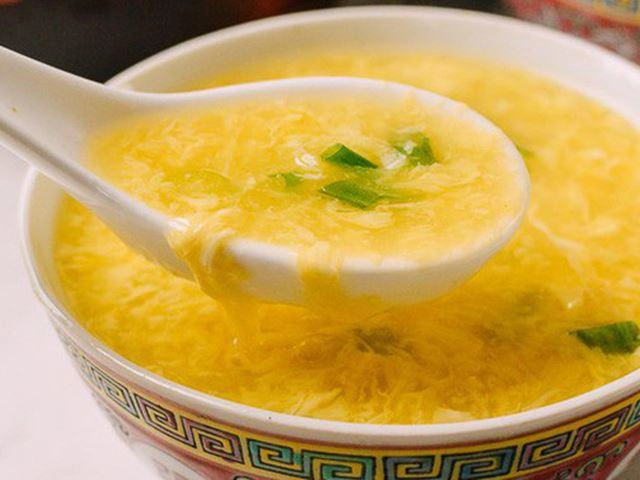 Công thức nấu cháo trứng gà khoai lang cho bé ăn dặm dưới 1 tuổi hết táo bón - 1