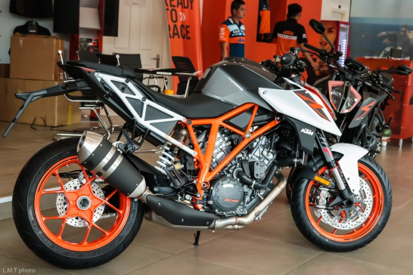 Đánh giá ktm 1290 super duke r 2017 có gì mới so với bản 2016 - 9