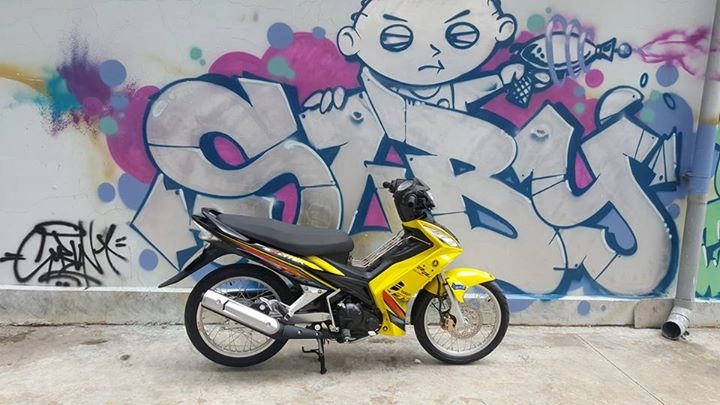 Exciter 135cc khoe dáng cùng bức tường nghệ thuật đường phố - 4