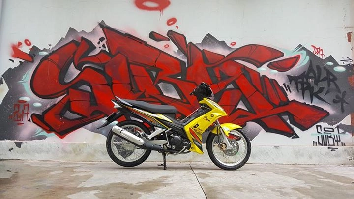 Exciter 135cc khoe dáng cùng bức tường nghệ thuật đường phố - 5