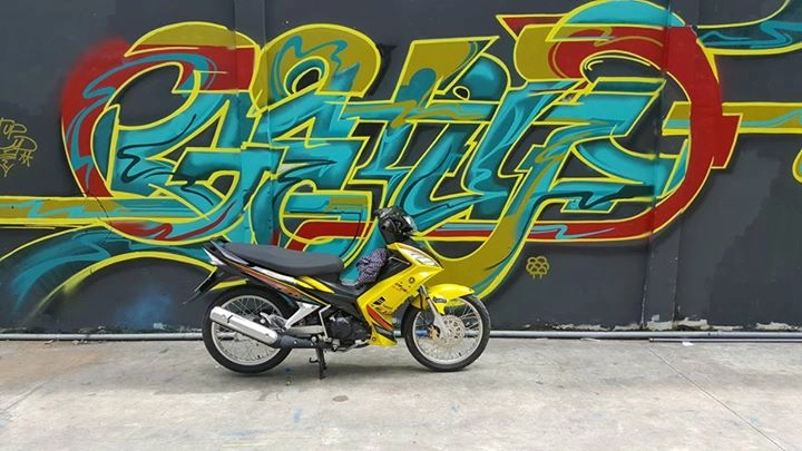 Exciter 135cc khoe dáng cùng bức tường nghệ thuật đường phố - 6