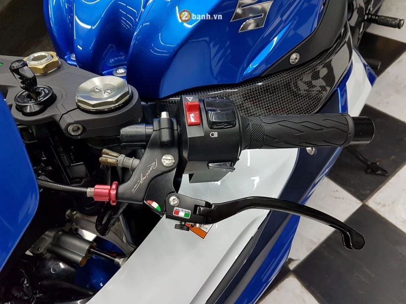 Gsx-r1000 sành điệu bên dàn đồ chơi hàng hiệu - 4