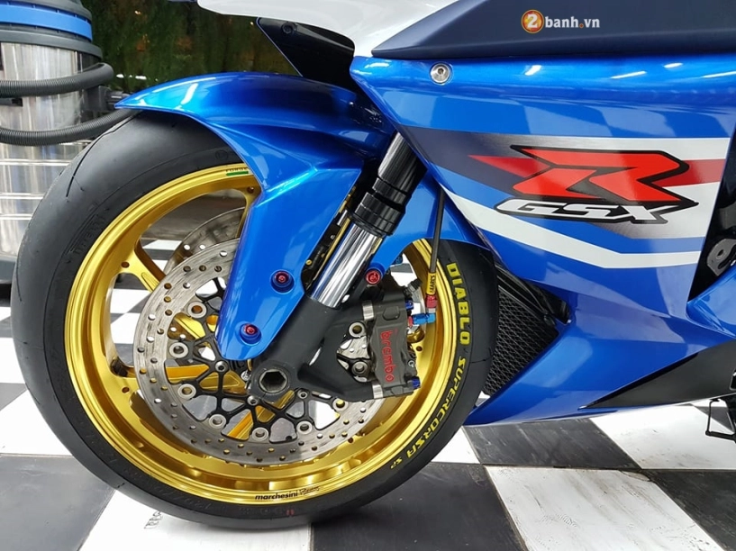 Gsx-r1000 sành điệu bên dàn đồ chơi hàng hiệu - 7