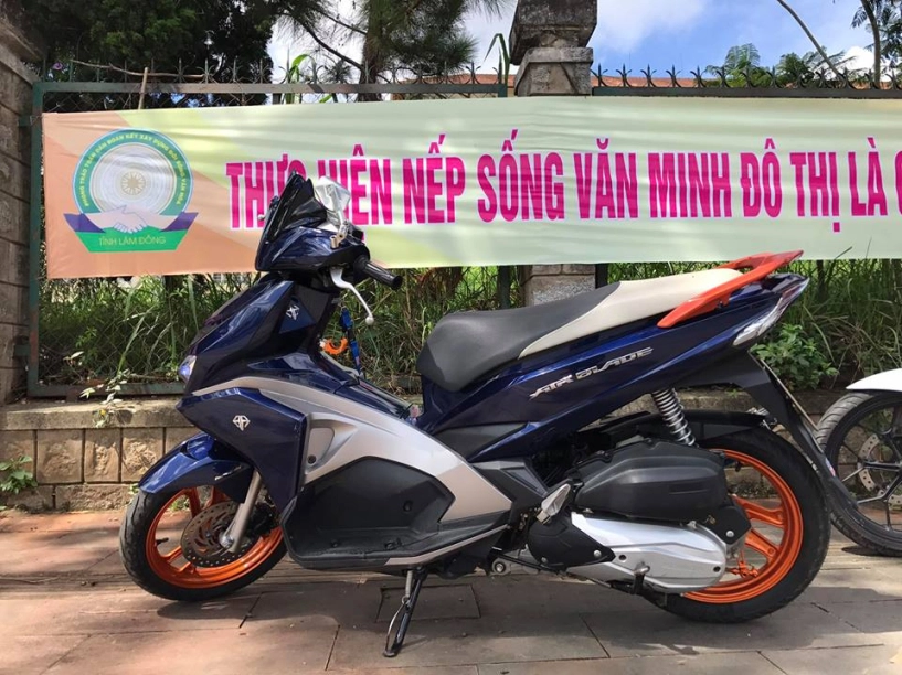 Honda air blade xanh tung hoành giữa thung lũng - 5