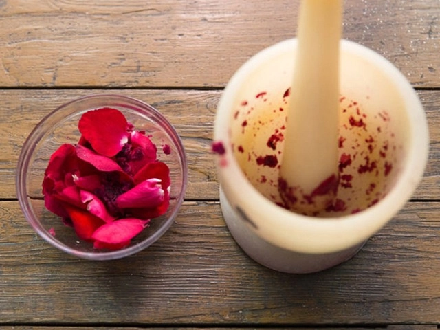 Không cần đổ xô đi spa tự làm mặt nạ collagen hoa hồng cho da căng mịn trắng hồng - 5