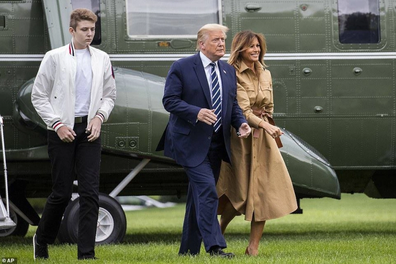 Luôn ăn mặc có đôi cớ sao lần này melania trump vừa gạt tay chồng vừa diện đồ lệch pha - 2