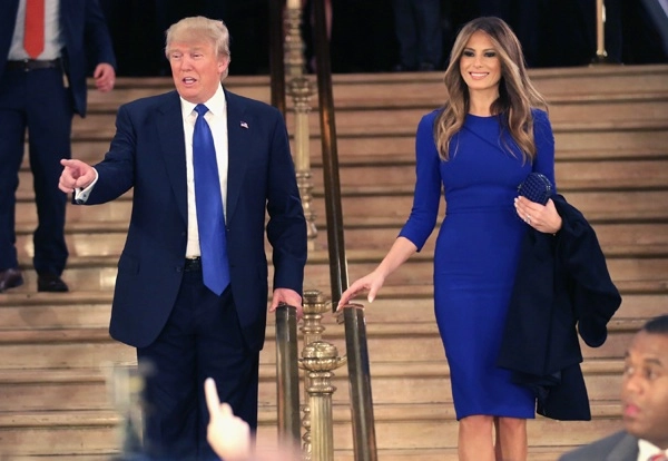 Luôn ăn mặc có đôi cớ sao lần này melania trump vừa gạt tay chồng vừa diện đồ lệch pha - 6