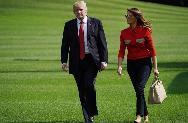 Luôn ăn mặc có đôi cớ sao lần này melania trump vừa gạt tay chồng vừa diện đồ lệch pha - 9