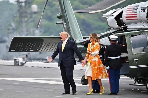 Luôn ăn mặc có đôi cớ sao lần này melania trump vừa gạt tay chồng vừa diện đồ lệch pha - 11