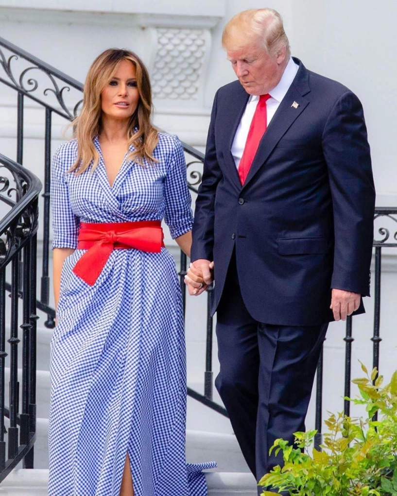 Luôn ăn mặc có đôi cớ sao lần này melania trump vừa gạt tay chồng vừa diện đồ lệch pha - 12