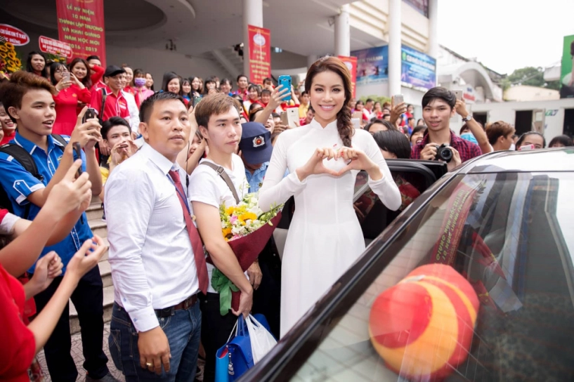 Mỹ nhân việt lên giảng đường dạy học người ăn mặc giản đơn người diện hẳn đồ hiệu - 6