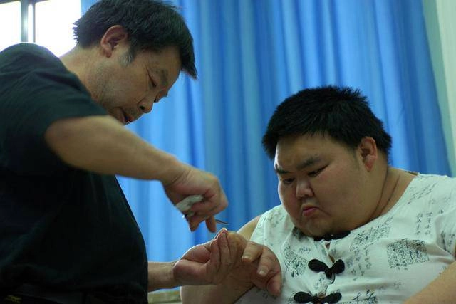 Người đàn ông 225kg sinh con với thiếu nữ qua mai mối em bé chào đời ai cũng tò mò - 2