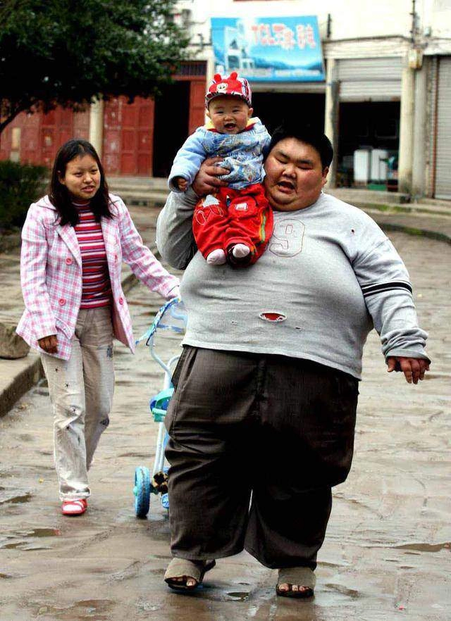 Người đàn ông 225kg sinh con với thiếu nữ qua mai mối em bé chào đời ai cũng tò mò - 3