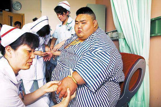 Người đàn ông 225kg sinh con với thiếu nữ qua mai mối em bé chào đời ai cũng tò mò - 4