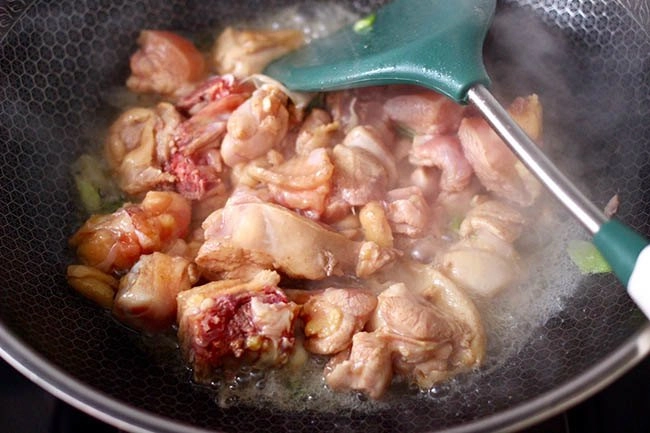 Om thịt gà vợ lỡ tay cho thêm một loại hạt lại được món ngon như nhà hàng - 5