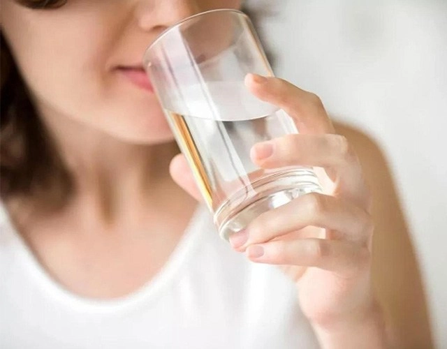 Rời khu cách ly cùng con hồng nhung làm dân tình xuýt xoa trước vẻ trẻ trung ở tuổi 50 - 8