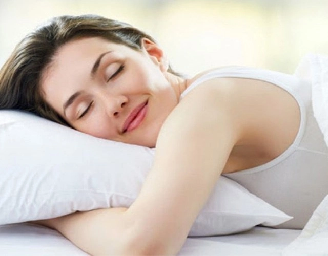 Rời khu cách ly cùng con hồng nhung làm dân tình xuýt xoa trước vẻ trẻ trung ở tuổi 50 - 10
